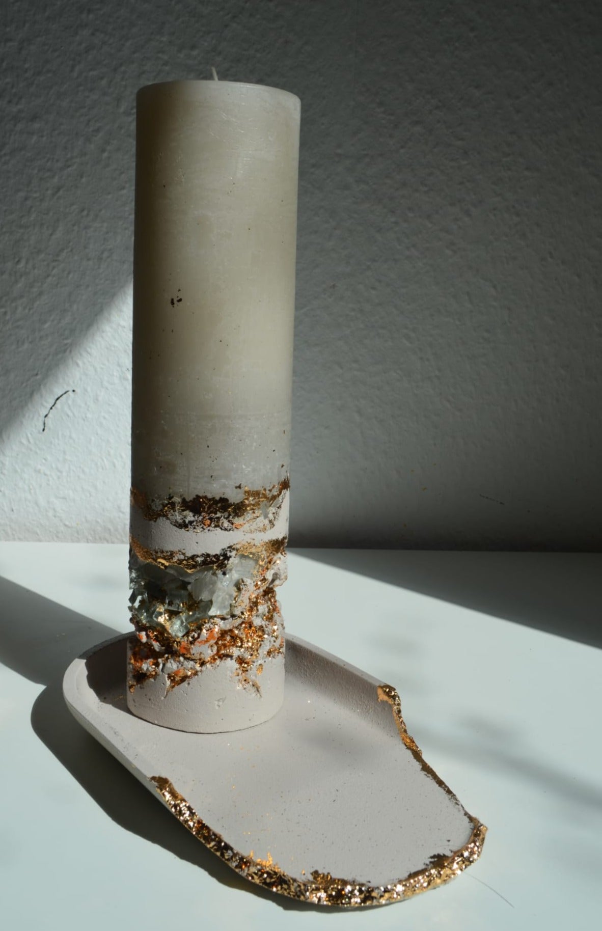 Stumpenkerze auf Beton mit Blattgold – Bettina Abele Art & Design